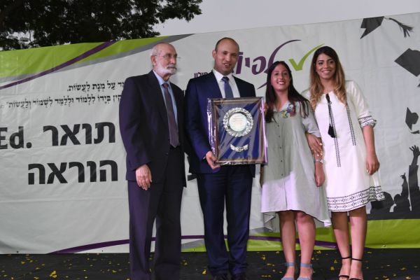 שר החינוך, בנט לבוגרות מכללת תלפיות:"המורה הוא פסגת החברה הישראלית"