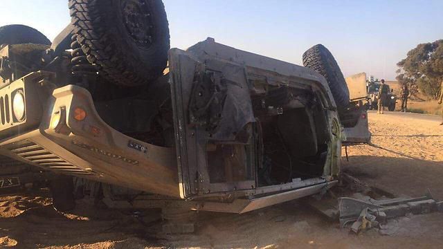 נהג פלסטיני גרם להאמר להתהפך; שני חיילים נפצעו