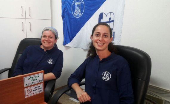 כפתורים במקום שרוך: החולצה האופנתית של תנועת הנוער