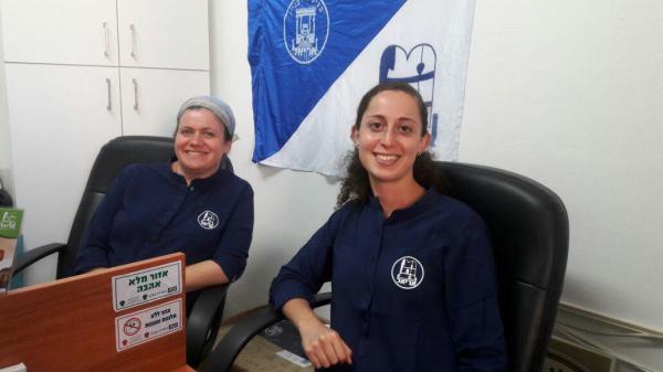 כפתורים במקום שרוך: החולצה האופנתית של תנועת הנוער