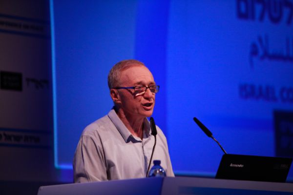 מימין ושמאל: ברכות ושבחים לדויד גרוסמן