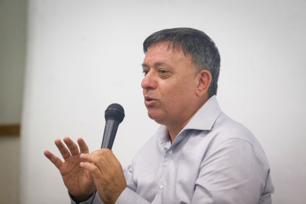 אחד המתמודדים במפלגת העבודה פורש וחובר לגבאי