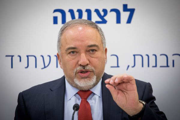 ליברמן דורש ממנדלבליט: לפתוח בחקירה נגד "בצלם"