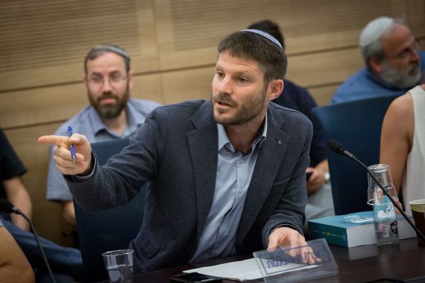 סמוטריץ': "אדם שלומד תורה משרת לא פחות מחייל"