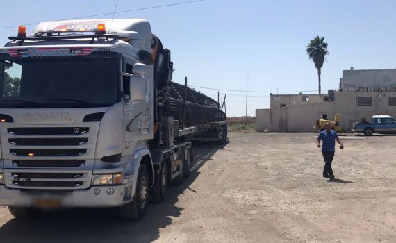 סכנת נפשות: משאית באורך 31 מטר בכביש 6. צפו