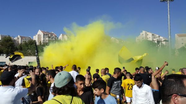 צפו: אוהדי בית"ר ירושלים בקבלת פנים לשחקנים