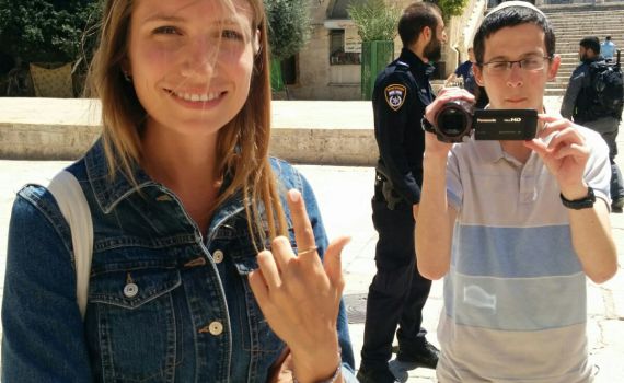 צפו: תום ניסני מקדש את אישתו בהר הבית