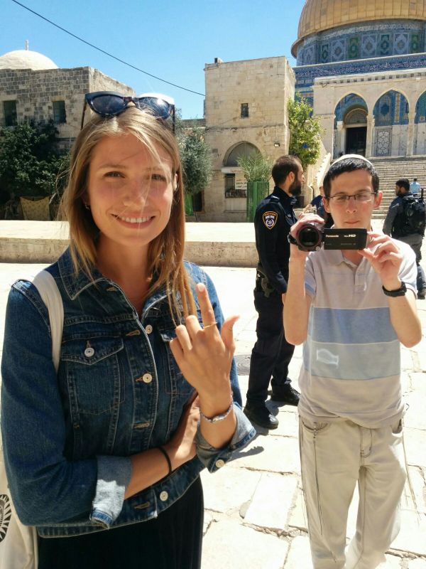 צפו: תום ניסני מקדש את אישתו בהר הבית