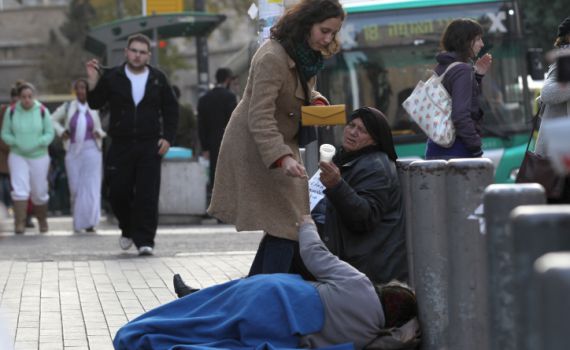 האם עדיף להתמודד לבד או להסתייע באחרים?