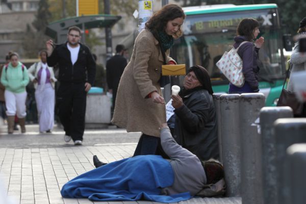 האם עדיף להתמודד לבד או להסתייע באחרים?