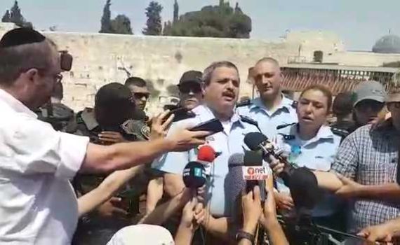 צפו: פעילי ימין פוצצו למפכ"ל מסיבת עיתונאים