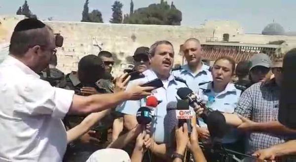 צפו: פעילי ימין פוצצו למפכ"ל מסיבת עיתונאים