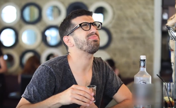 מכיר את ויקפדיה? חנן בן ארי בחידון משעשע על הבר