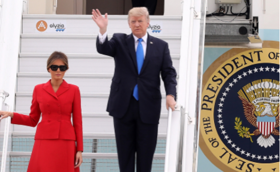 מזכיר לכן מישהי? הביקור האופנתי של מלניה בפריז