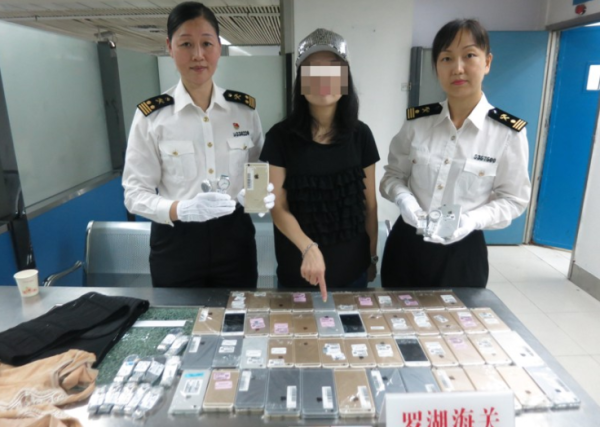 בגלל החום: בת 50 נתפסה עם למעלה מ100 אייפונים