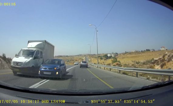 כמעט תאונה חזיתית: רכב ערבי עוקף על פס לבן. צפו