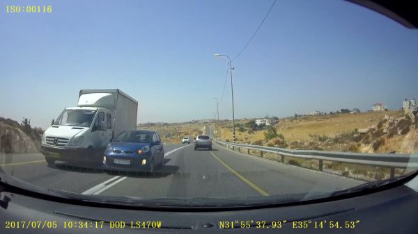 כמעט תאונה חזיתית: רכב ערבי עוקף על פס לבן. צפו