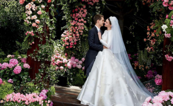 שברה את הרשת: הדוגמנית שבחרה בשמלת כלה צנועה