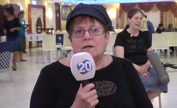 "שאלתי אותו 'מי אתה?' אז הוא חייך ותקע בי סכין". צפו