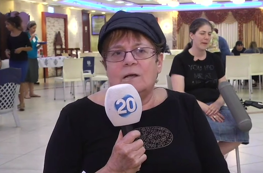 "שאלתי אותו 'מי אתה?' אז הוא חייך ותקע בי סכין". צפו