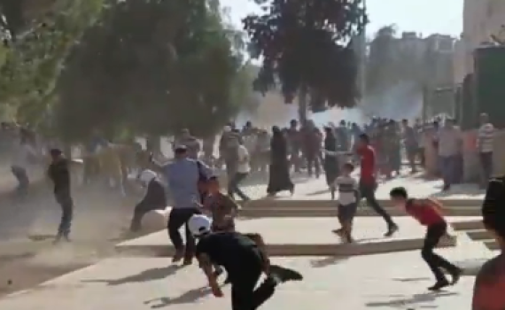 עשרות פצועים בהר הבית; אבנים גם בכותל. צפו