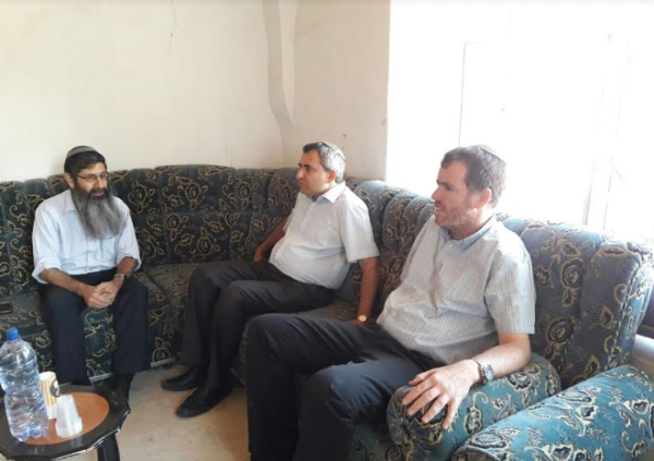 "נתניהו, הכרז על השארת המשפחות בביתן"