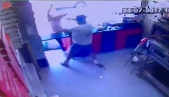 צפו: רגע נטרול המחבל בפ"ת באמצעות מגש פיצה