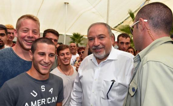 ליברמן גילה למתגייסים איפה הוא שירת בצבא