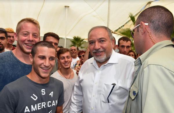 ליברמן גילה למתגייסים איפה הוא שירת בצבא