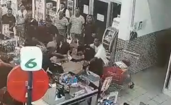 מזעזע: שני צעירים פוצצו במכות קופאי בסופר. צפו