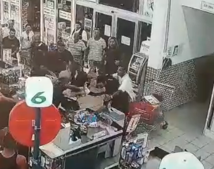 מזעזע: שני צעירים פוצצו במכות קופאי בסופר. צפו