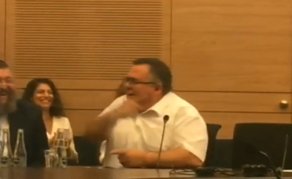 'המחוג השתגע' • צפו: ביטן מפיל את הח"כים מצחוק