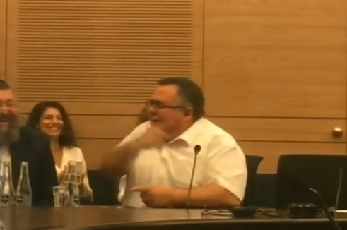 'המחוג השתגע' • צפו: ביטן מפיל את הח"כים מצחוק