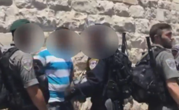 צפו: ערבי תוקף חיילים בהר הבית וחוטף