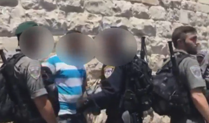 צפו: ערבי תוקף חיילים בהר הבית וחוטף