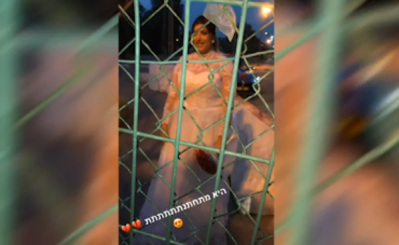 מרגש: החברה רותקה- הכלה הגיעה לש"ג. צפו