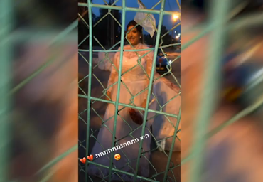 מרגש: החברה רותקה- הכלה הגיעה לש"ג. צפו