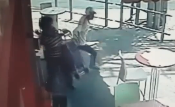 צפו: המחבל מתגנב, שולף סכין ודוקר