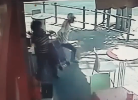 צפו: המחבל מתגנב, שולף סכין ודוקר