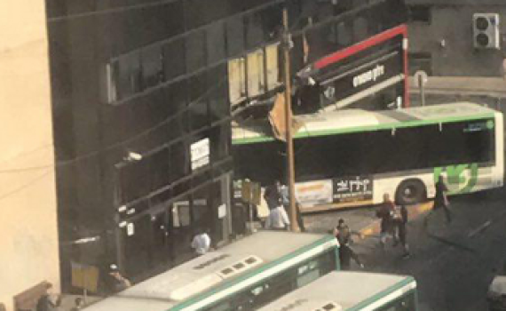 צפו: האוטובוס 'נבלע' בתוך בניין בתל אביב