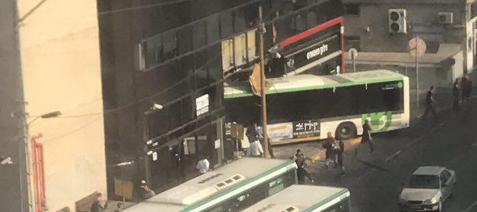 צפו: האוטובוס 'נבלע' בתוך בניין בתל אביב