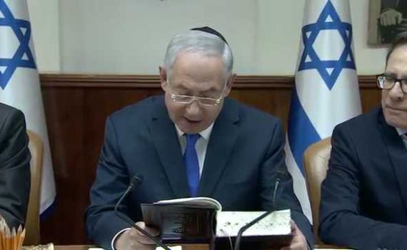 ישיבת הממשלה: נתניהו חבש כיפה והקריא מהתנ"ך