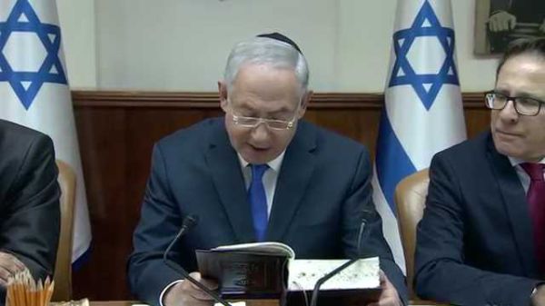 ישיבת הממשלה: נתניהו חבש כיפה והקריא מהתנ"ך