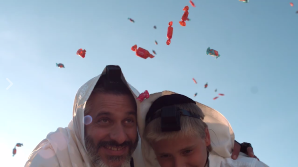 תחת טלית אחת: אביתר בנאי ובנו בקליפ חדש ומרגש