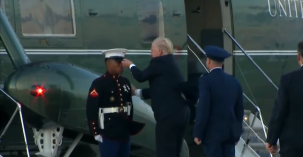 צפו: טראמפ הרים לחייל את הכובע והפך לבדיחת רשת