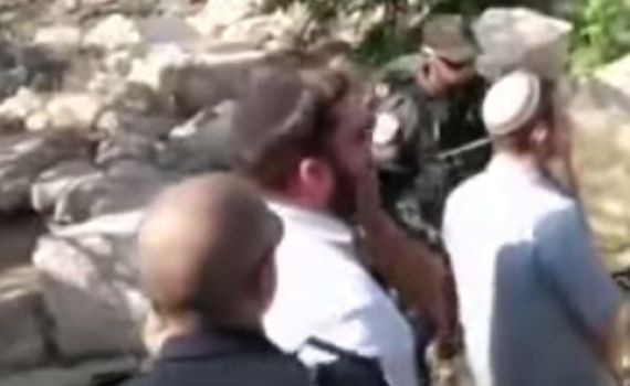 השוטר חסם את פיו של היהודי מלומר קדיש. צפו