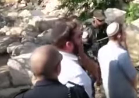 השוטר חסם את פיו של היהודי מלומר קדיש. צפו