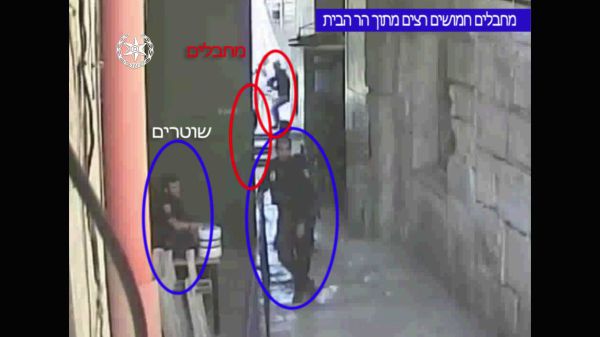 צפו: רגע הפיגוע בשער הכניסה להר הבית