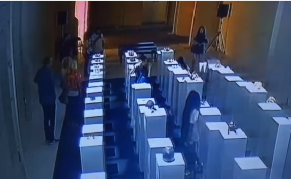 ניסתה לצלם סלפי וגרמה לנזק בשווי 200 אלף דולר