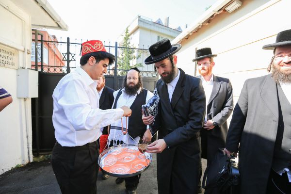 חסידות קרלין במסע מרגש במיוחד בארבע מדינות בעולם – יומן מסע